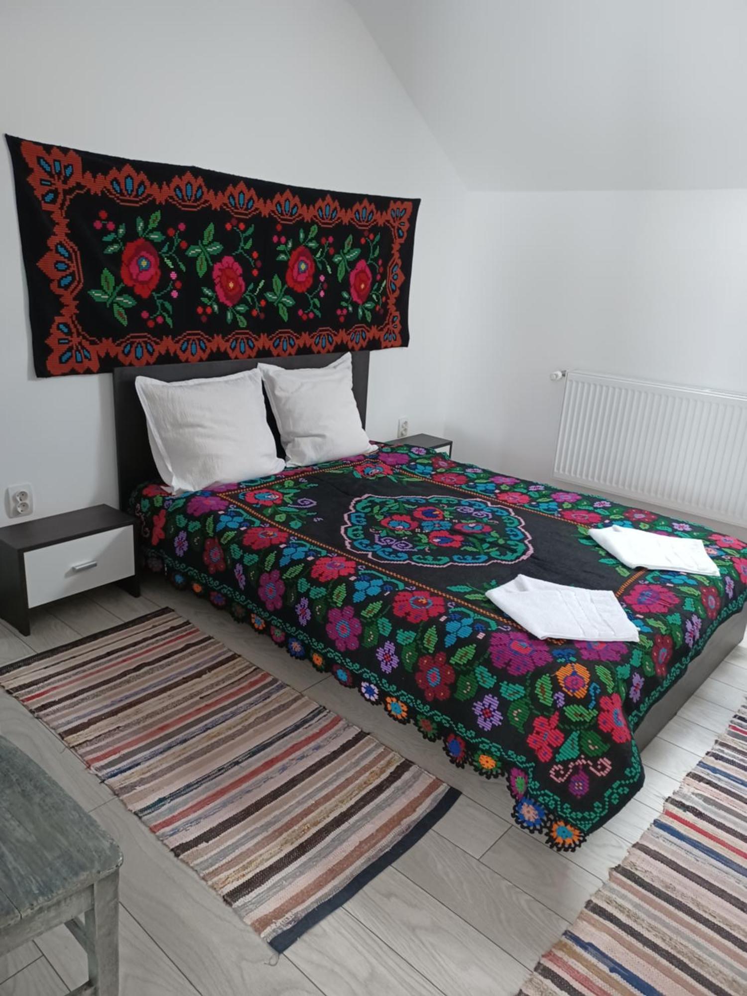 Casa Pandrea Guest House คือร์ตีโชอารา ภายนอก รูปภาพ